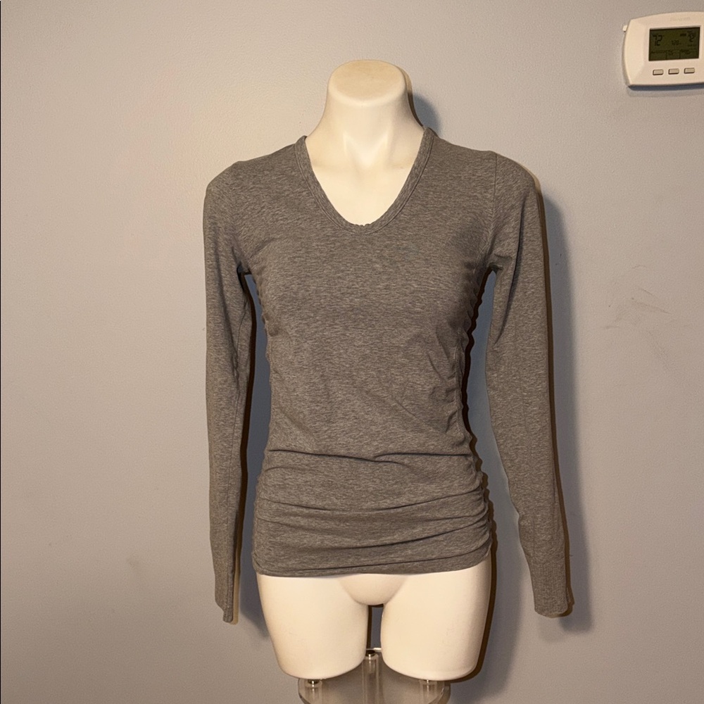 Athleta Ladies Gray long sleeved top with Ruched sides. Medium.